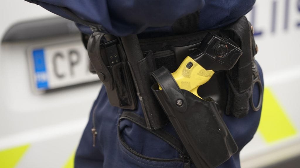 Etälamautin poliisin varustevyöllä. Kuvituskuva.