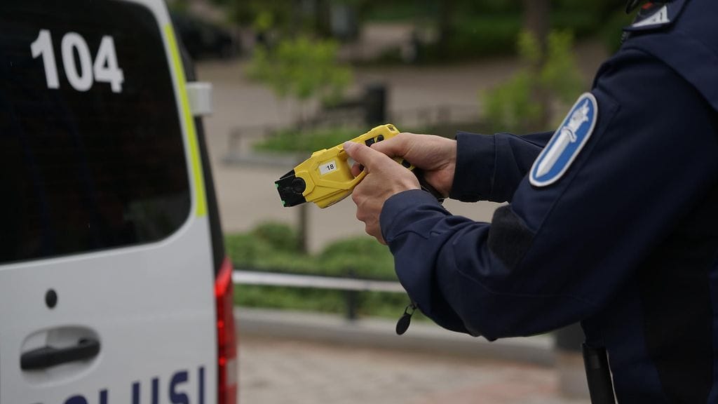 Poliisi kertoo, että ilmoitettu henkilö käyttäytyi niin väkivaltaisesti, että poliisi käytti tähän etälamautinta. Lamautettu kuoli.