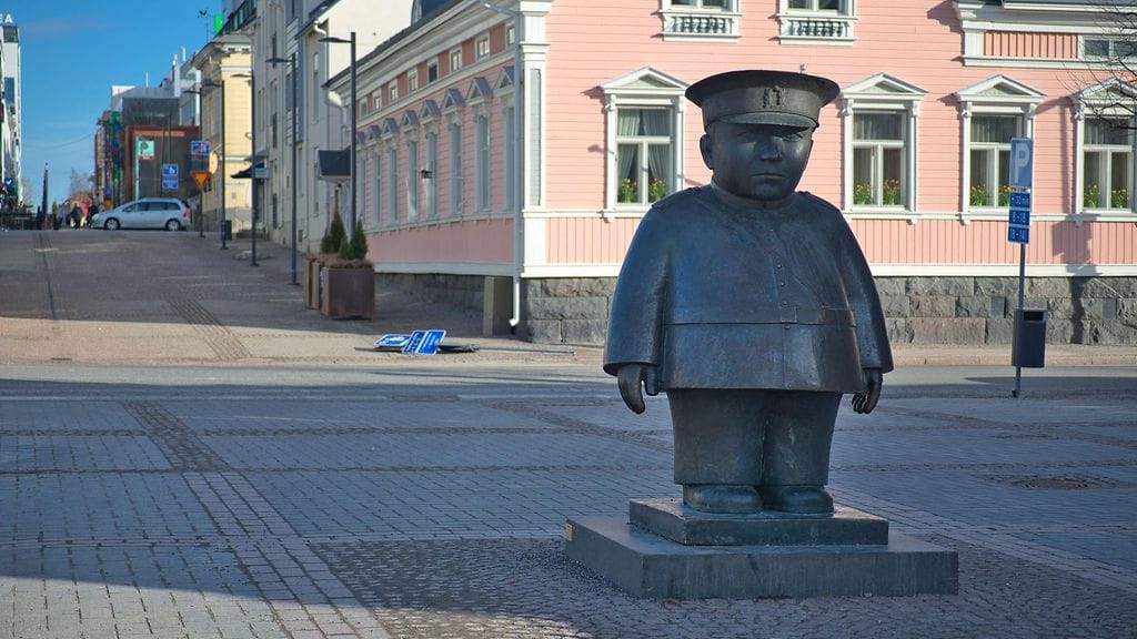 Poliisi harjoittelee Oulussa näkyvästi.