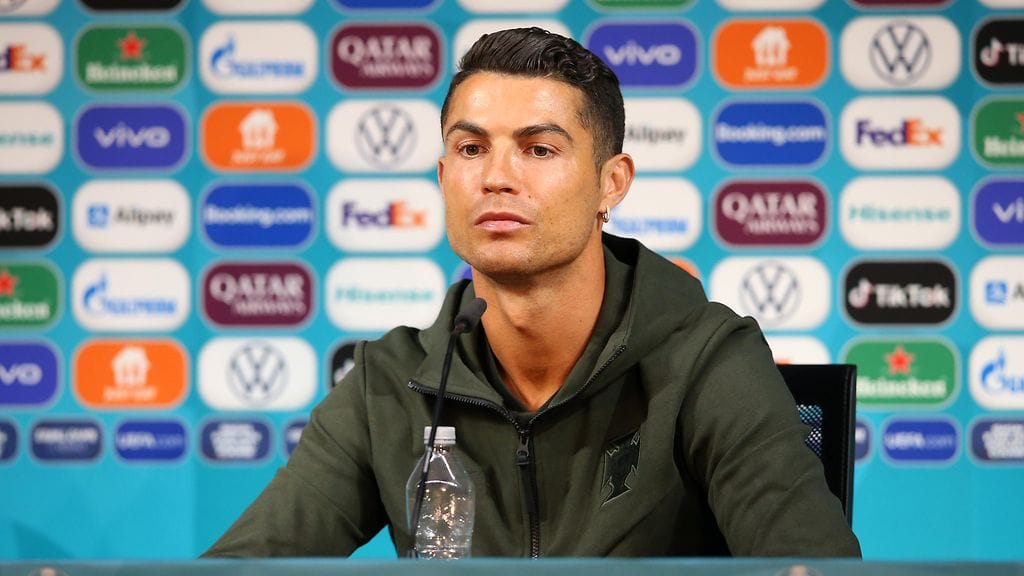 Cristiano Ronaldo siirsi Coca-Colan pullot pois kuvasta ja rohkaisi ihmisiä juomaan vettä.