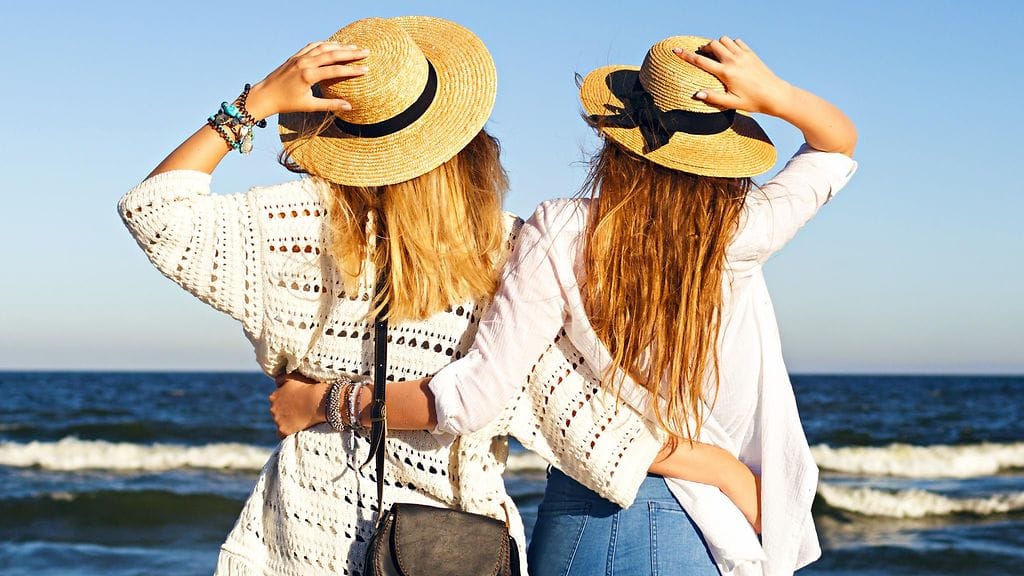 Valkovenäläinen Veronika Zolotova, 18, ja hänen äitinsä, 40, ovat kuin kaksi marjaa. Kuvituskuva.