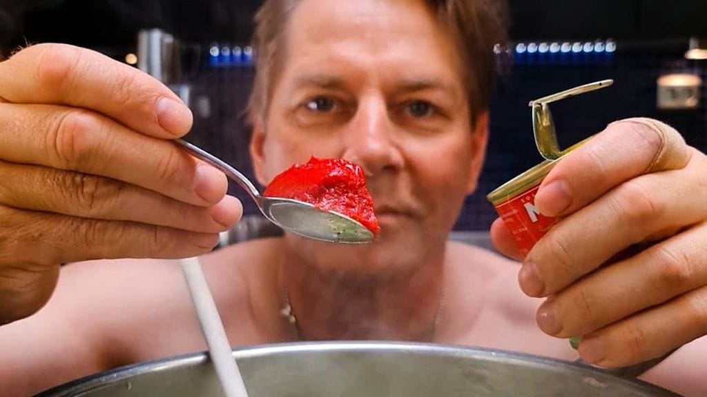 Harri Syrjäsen versio huli huli -kanasta syntyy yhdessä kasarissa.