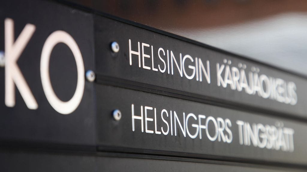 Helsingin käräjäoikeus on tuominnut ehdottomaan vankeuteen miehen, joka hakkasi leuanvetotangolla entisen naisystävänsä asunnossa olleen miehen. Kuvituskuva.