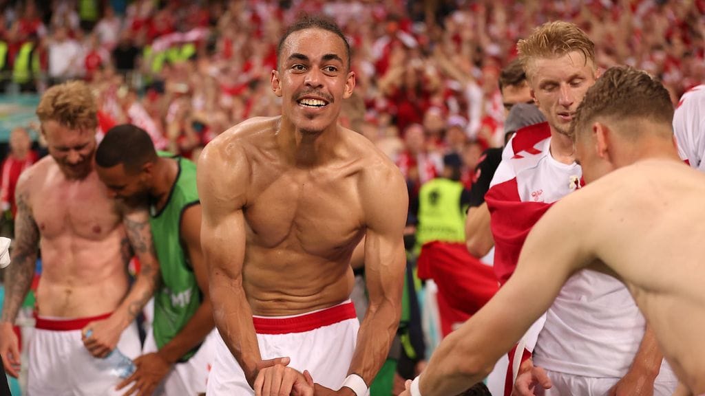 Yussuf Poulsen ja muut Tanskan pelaajat uhkuivat itseluottamusta puolivälierien Tshekki-voiton jälkeen.