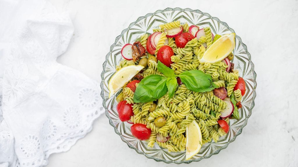 Pesto-pastasalaatti maistuu kesähelteilläkin.