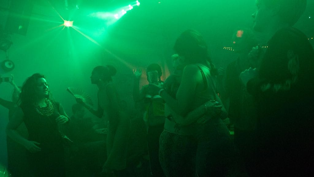 Neulahyökkäysten kohteeksi joutuneet ovat yhtäkkiä tulleet huonovointisiksi ja heillä on ollut vaikeuksia liikuttaa raajojaan. Kuvituskuva.