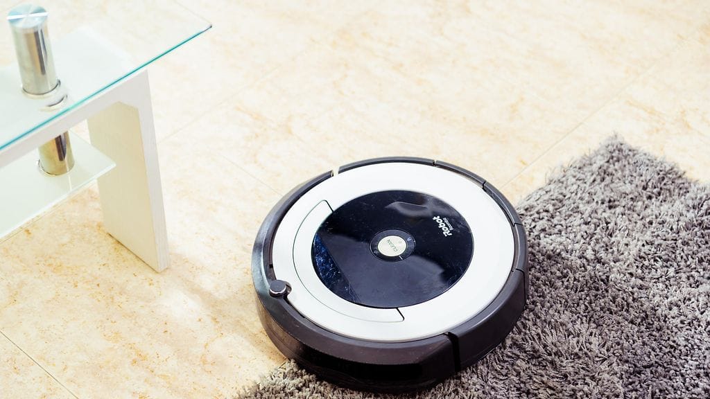 Robotti-imurikaan ei voi imuroida kaikkialta, jos eteen tulee odottamattomia esteitä. Kuvituskuva.