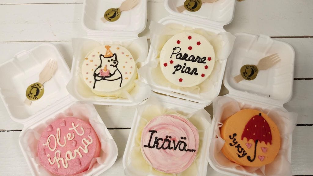 Rönttösrouvan "viestinviejä" -kakkuja.