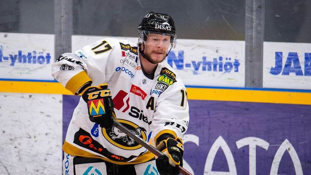 Kärppien Mika Pyörälä iski hattutempun Ässien verkkoon.