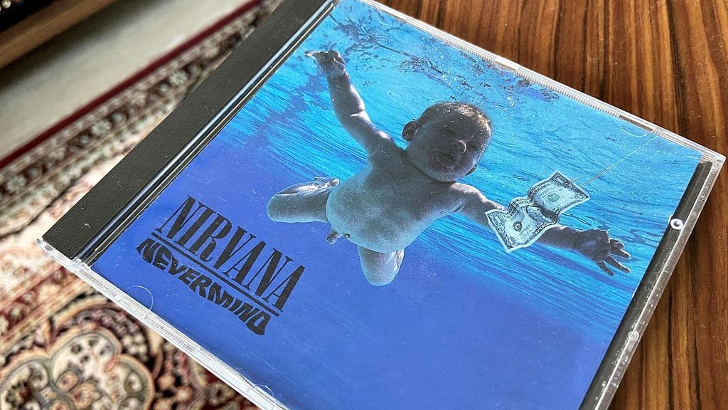 Nirvanan Nevermind-albumi julkaistiin 24. syyskuuta vuonna 1991. Albumin kansikuvaan neljän kuukauden ikäisenä kuvattu Spencer Elden haastoi kesällä 2021 Nirvanan elossa olevat jäsenet oikeuteen lapsipornografiasta. Elden on poseerannut aikuisiällä kansikuvan uusintaversioissa useita kertoja.