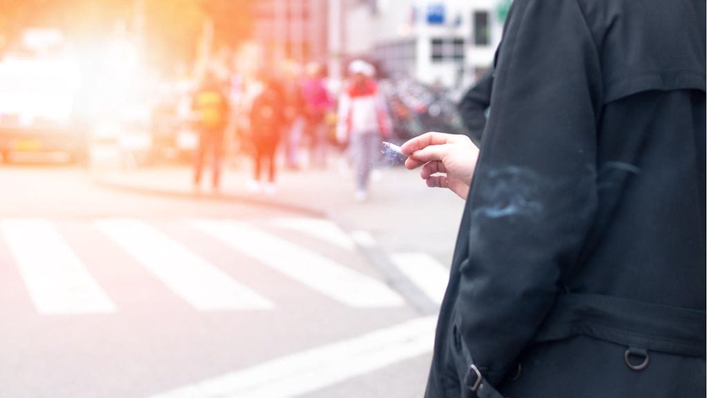 Moni nuori altistuu tupakansavulle julkisilla paikoilla. Kuvituskuva.