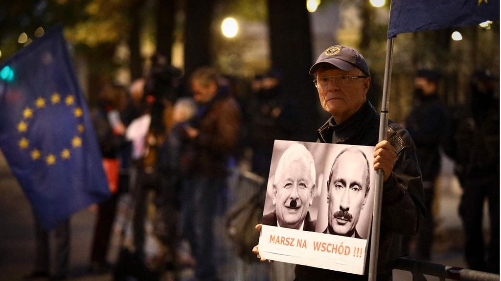 Mielenosoittajia Puolan korkeimman oikeuden edustalla.