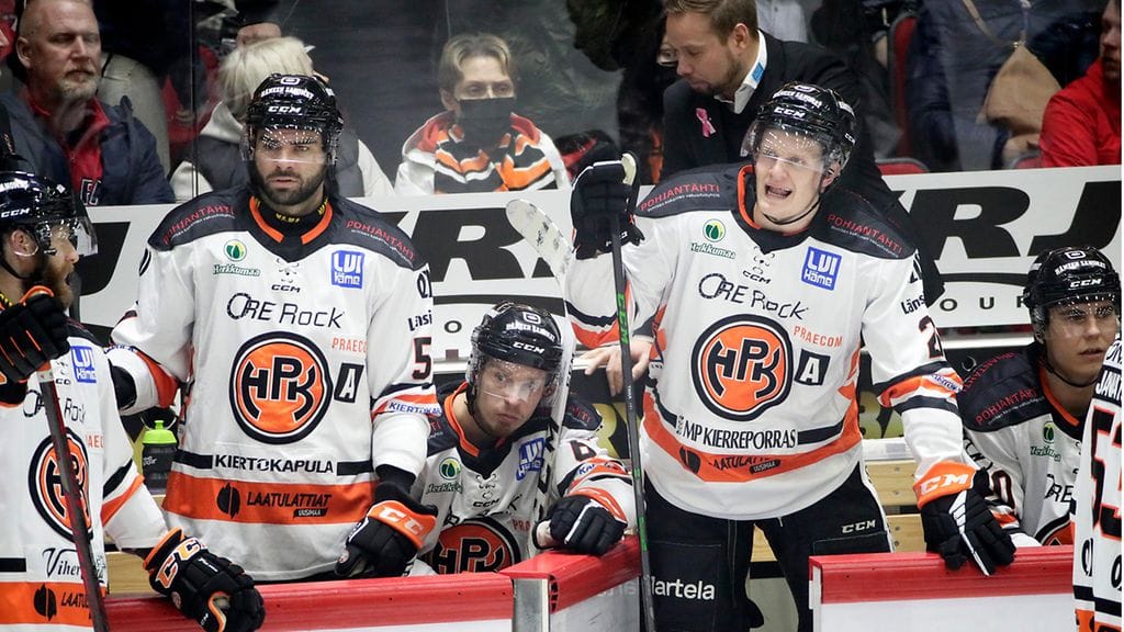 Tämän tapauksen SM-liiga tutkii – HPK:n Tommi Tikka kaataa erotuomarin