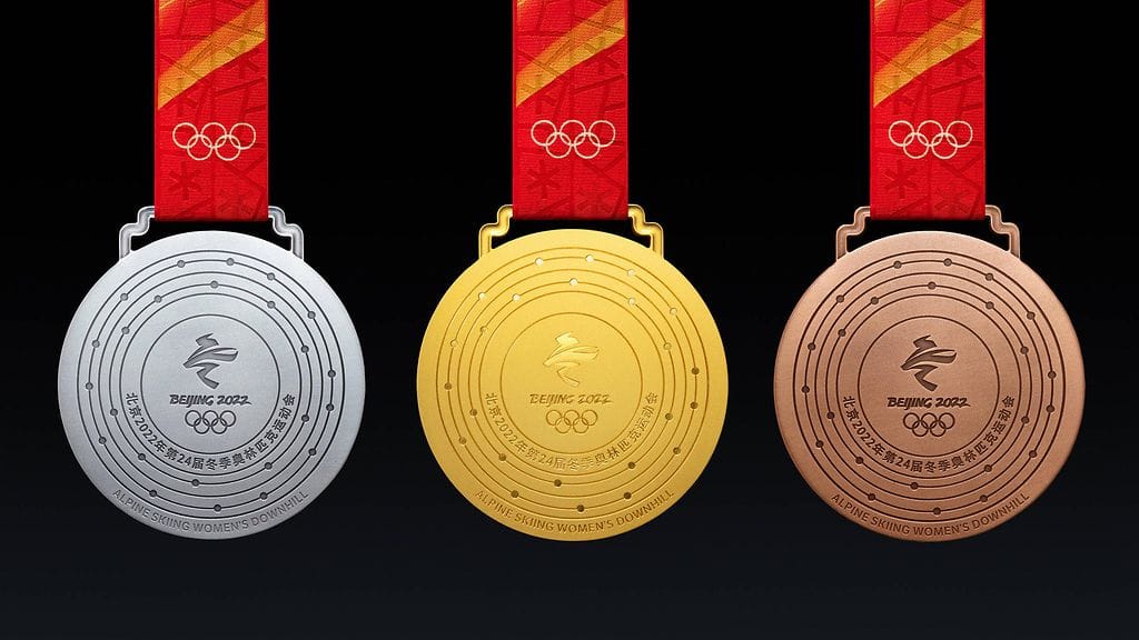 Tältä Pekingin talviolympiamitalit näyttävät. Esimerkkikuvassa lajina on naisten syöksylasku.