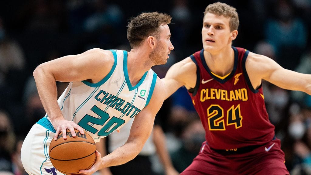 Lauri Markkanen (oik.) oli terävänä Charlotte Hornetsia vastaan.