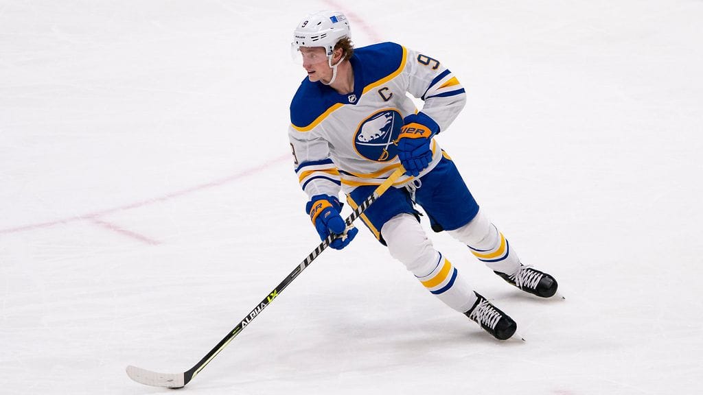 Jack Eichel jatkaa uraansa Vegas Golden Knightsin paidassa.