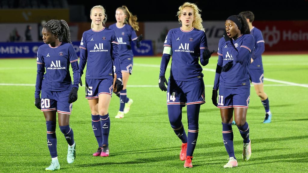 Aminata Diallo (vasemmalla) vapautui kaksi päivää kestäneiden kuulustelujen jälkeen. Kheira Hamraoui kuvassa keskellä (nro 14).