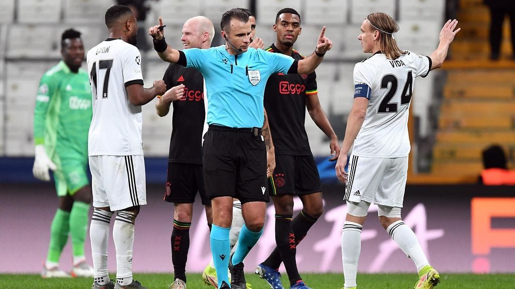 Besiktas sai Ajaxia vastaan rangaistuspotkun videotarkistelun jälkeen.