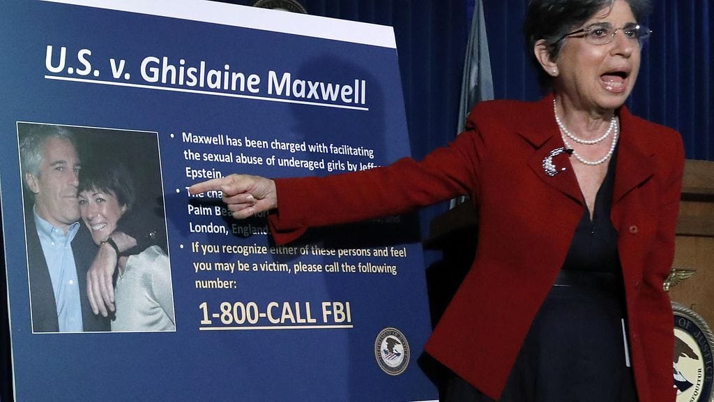 Syyttäjä Audrey Strauss kertoi lehdistötilaisuudessa syytteistä Ghislaine Maxwellia vastaan vuonna 2020. Pienessä kuvassa Jeffrey Epstein ja Maxwell.