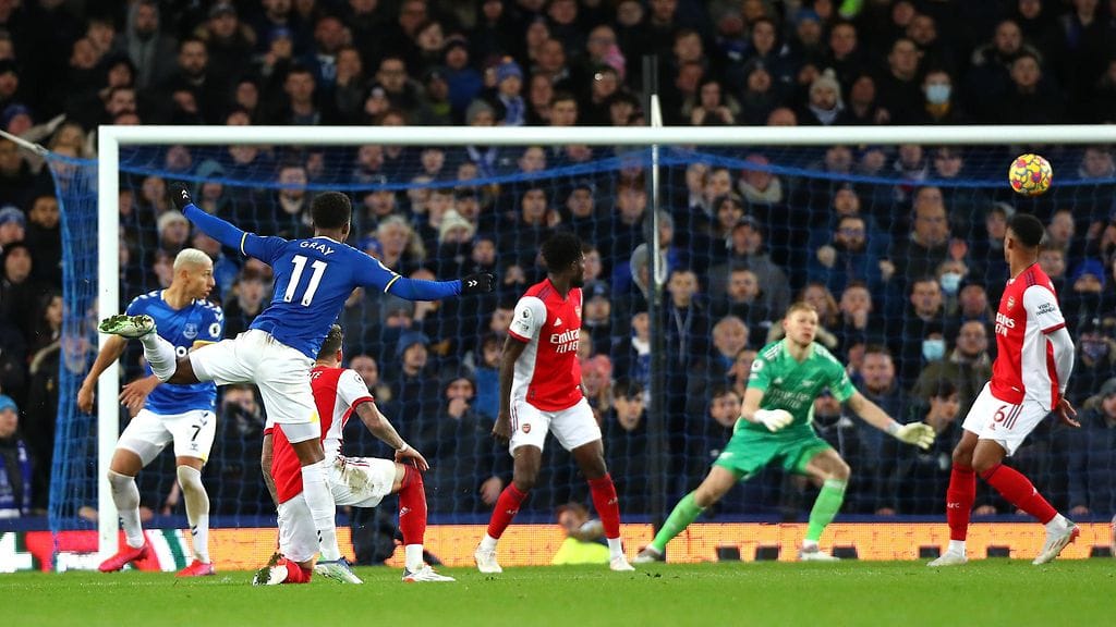 Demarai Gray laukoi Evertonin voittoon toisella lisäaikaminuutilla.