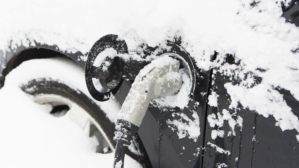 Pörssisähkö on nyt ennätyskallista. Kiukaan lämmittäminenkin voi tehdä loven lompakkoon – sähköauton lataamisesta puhumattakaan.