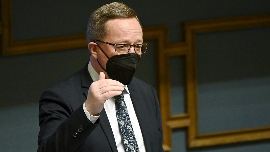 Elinkeinoministeri Mika Lintilä (kesk.) oli salibandykatsomossa, vaikka oli saanut tietää ulkoministeri Pekka Haaviston (vihr.) koronatartunnasta.