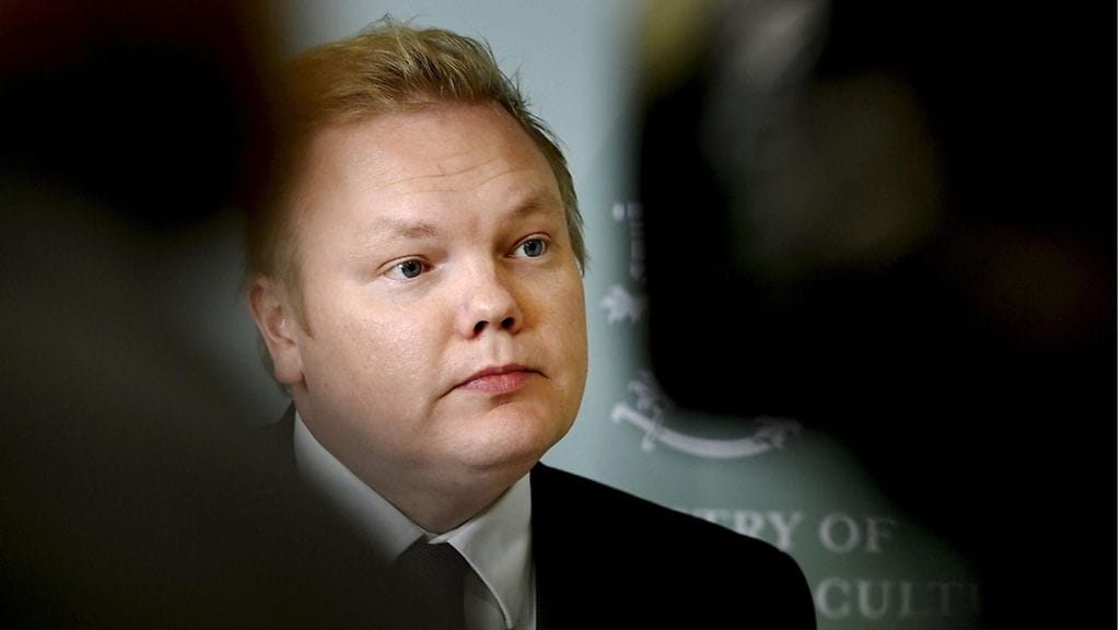 Tiede- ja kulttuuriministeri Antti Kurvinen median edessä aiemmin joulukuussa.