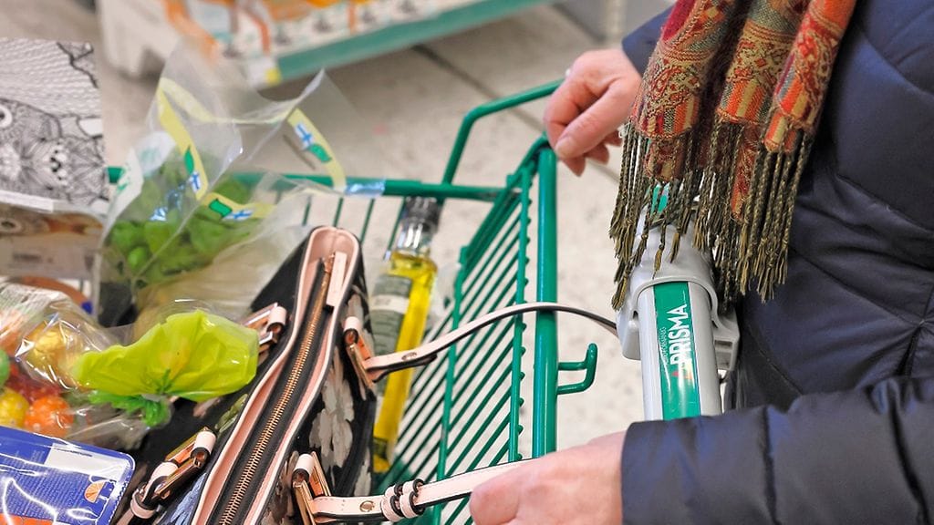 Yli puolet suomalaisista on säästänyt puolen vuoden aikana ravintolakäynneistä ja elintarvikeostoksista. Kuvituskuvassa asiakas ruokakaupassa.