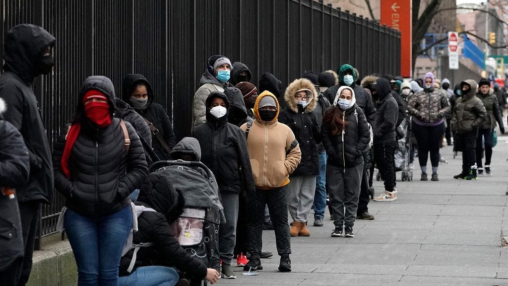 Ihmisiä jonotti koronatestaukseen Bronxissa, New Yorkissa, maanantaina 3. tammikuuta.