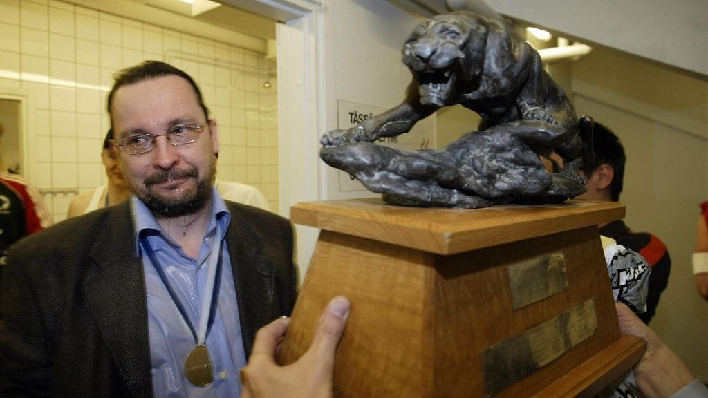 Mika Turusen valmentama Lappeenrannan Namika juhli mestaruutta Helsingissä kolmannen finaaliin jälkeen keväällä 2006.