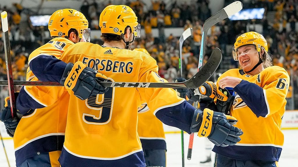 Mikael Granlund (oik.) pelaa tehoketjussa Matt Duchenen ja Filip Forsbergin kanssa.