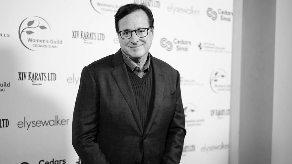 Bob Sagetin kuolinsyytutkinnan mukaan koomikko menehtyi päähän kohdistuneen iskun jälkivaikutuksiin.