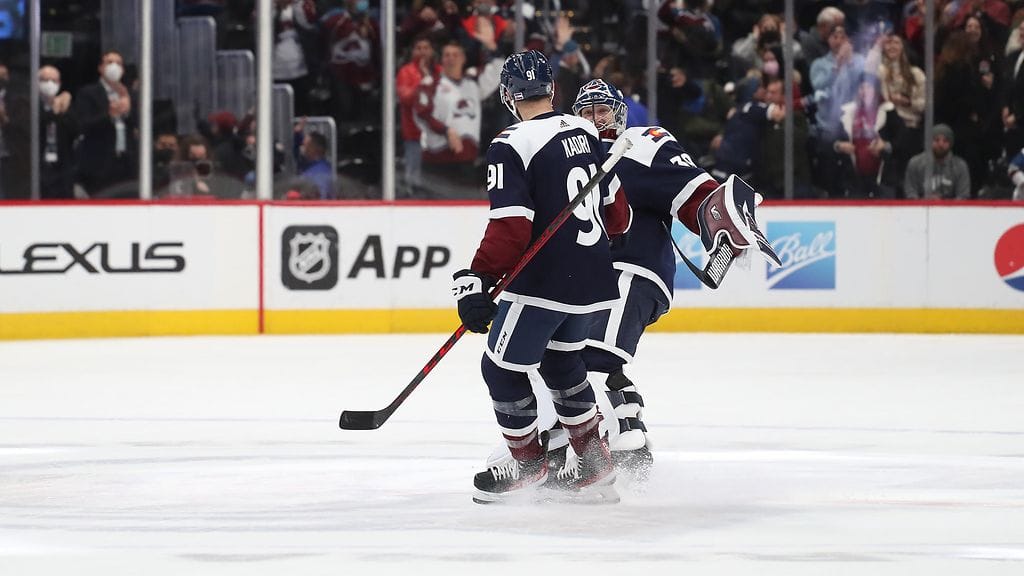 Voittomaalin kiepauttanut Kadri vastaanotti ensimmäiset onnittelut maalivahti Pavel Francouzilta.