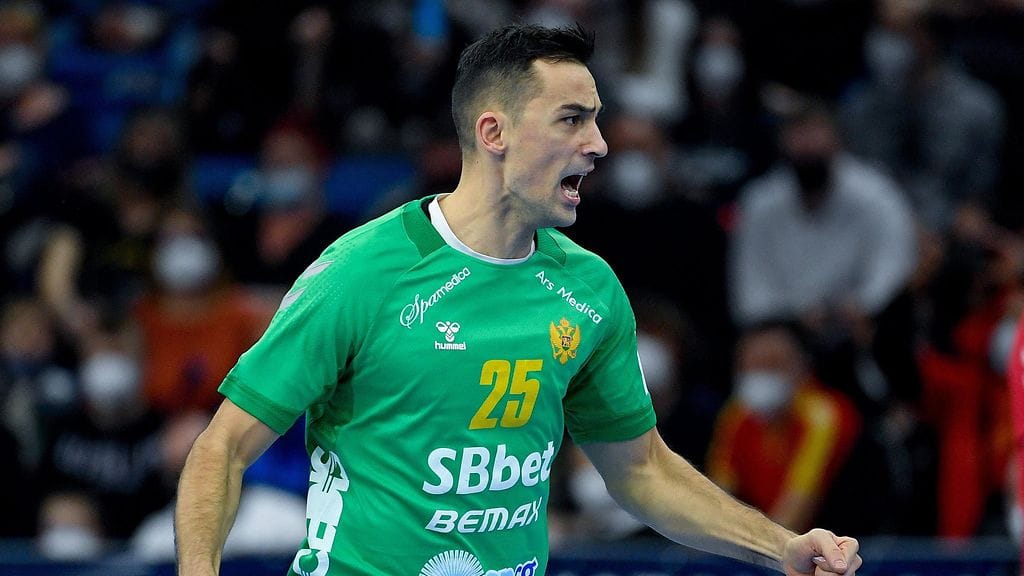 Montenegron Marko Lasica kuvattuna lauantaina käsipallon EM-kisojen ottelussa Pohjois-Makedoniaa vastaan.