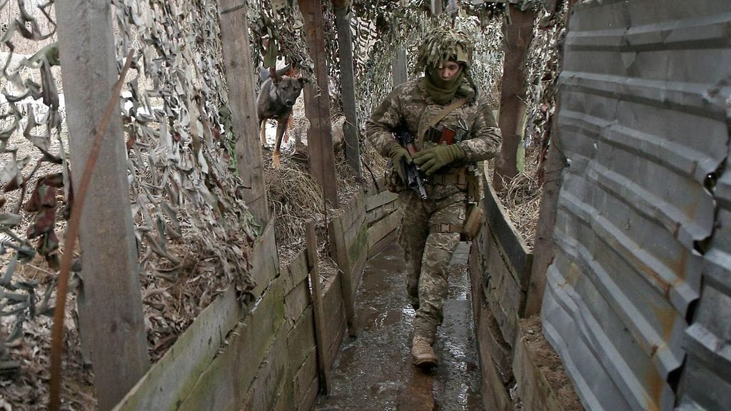 Saksa on kieltänyt toista sotilasliitto Naton jäsentä Viroa lähettämästä Ukrainaan kenttätykkejä, Kuvituskuvassa Ukrainan armeijan sotilas.