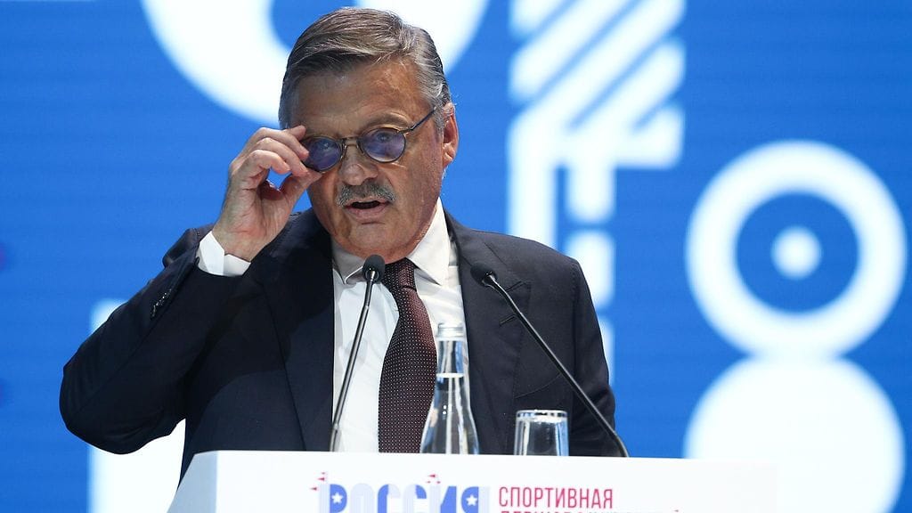 René Fasel ei ymmärtänyt Naisleijonien pelaamista kasvomaskeissa.