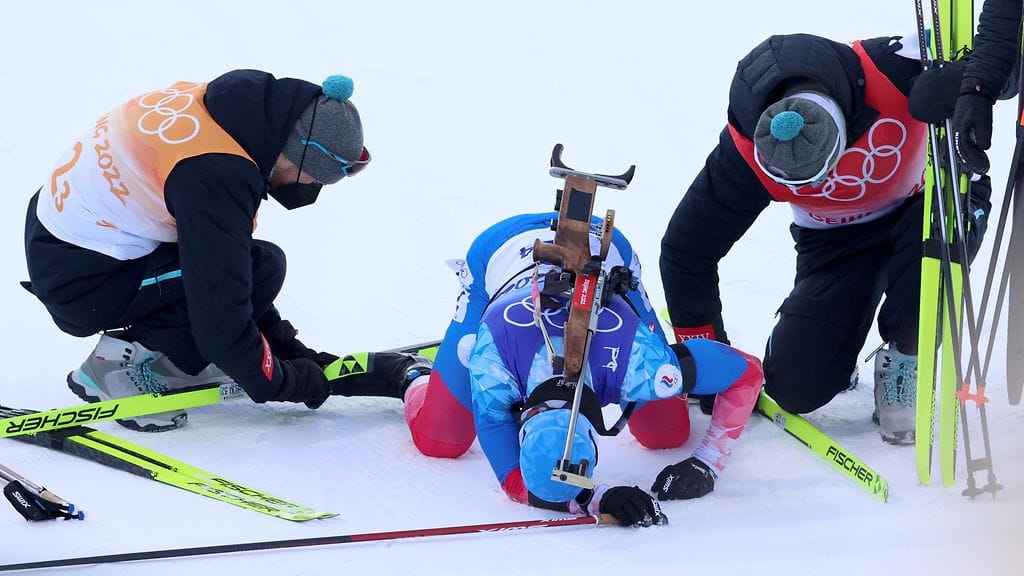 Joukkuekaverit lohduttivat Eduard Latipovia maalissa.