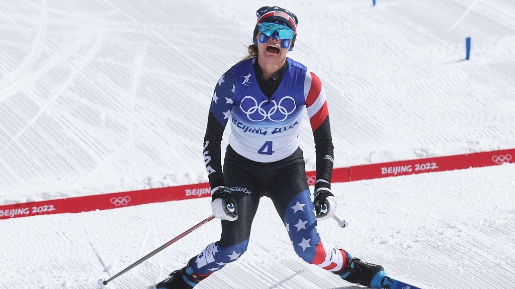 Jessie Diggins tuupertui lumeen ylitettyään maaliviivan hopeamitalistina.