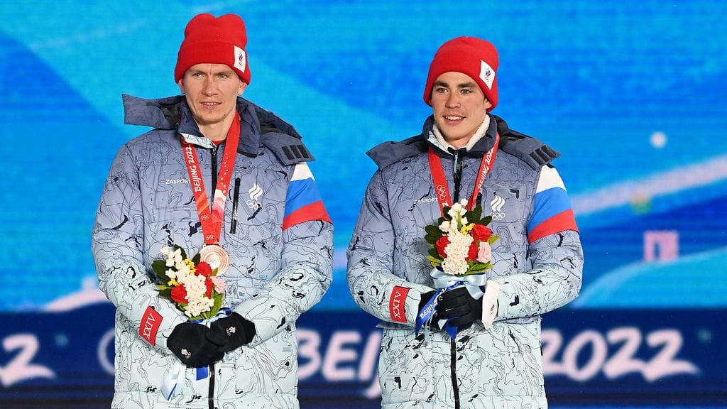 Aleksandr Bolshunov ja Aleksandr Terentjev Pekingin olympialaisten parisprintin olympiapronssimitalit kaulassaan.