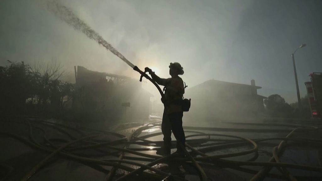 Metsäpalon sammutusta Kalifornian Whitterissä helmikuussa 2022. Kuva: Reuters