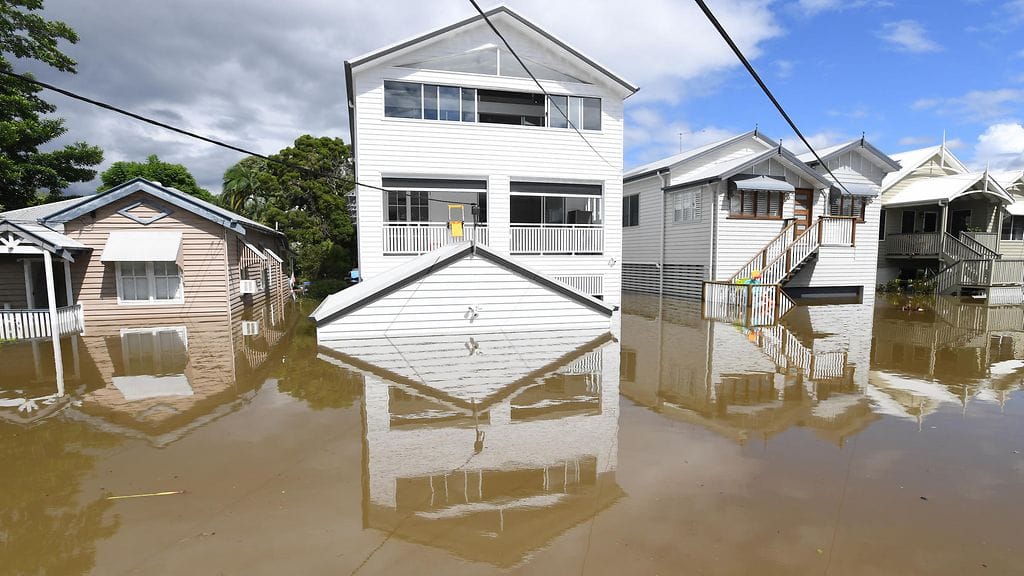 Brisbanessa taloja on joutunut veden valtaan.