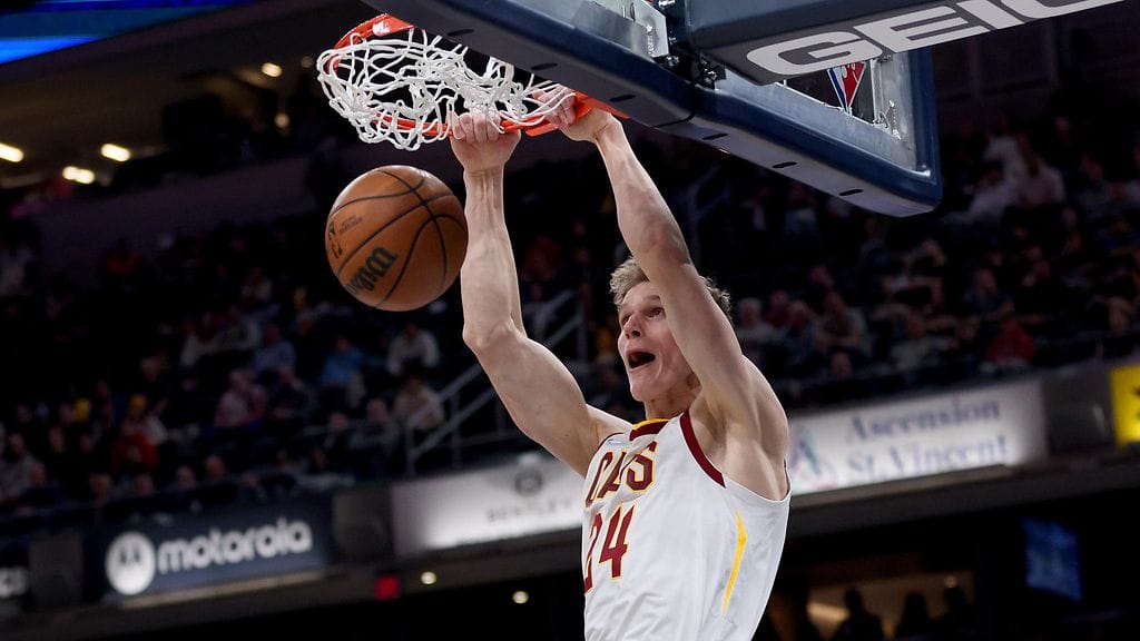 Lauri Markkanen donkkasi korin Indianaa vastaan.