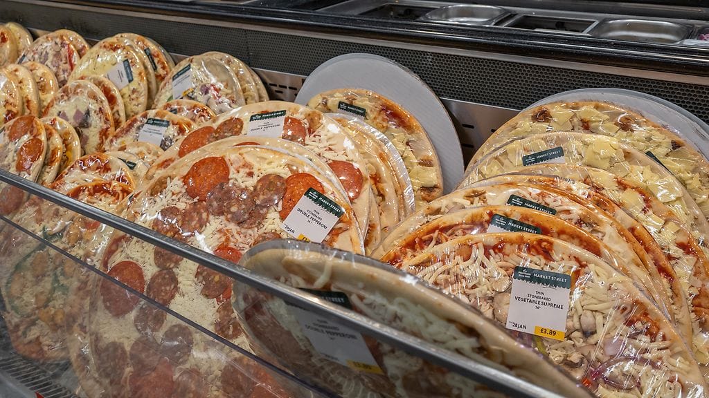 Tuorepizzoja supermarketissa. Kuvituskuva.