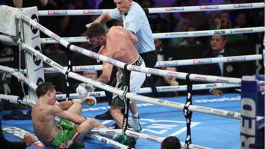 Michael Conlan putosi tajuttomana kehästä Leigh Woodin saatua osuman päätöserässä.