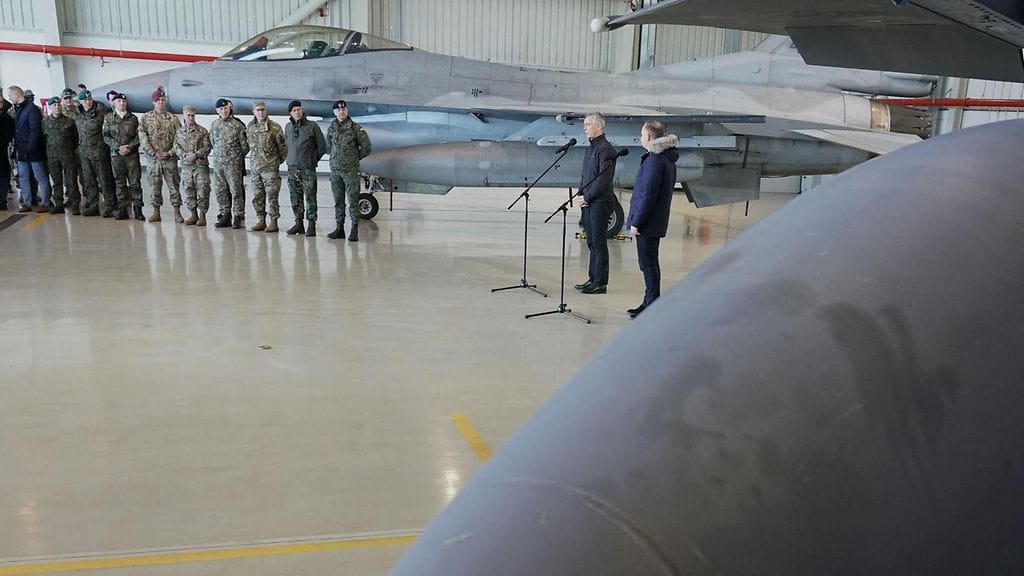 Puolan presidentti Andrzej Duda ja Naton pääsihteeri Jens Stoltenberg puhumassa toimittajille maaliskuussa.