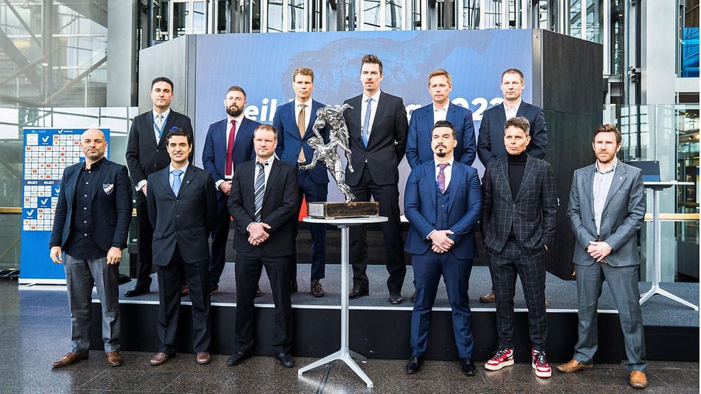 Jalkapallon Veikkausliiga käynnistyy lauantaina. Kuvassa joukkueiden päävalmentajat tiistain media-tilaisuudessa.