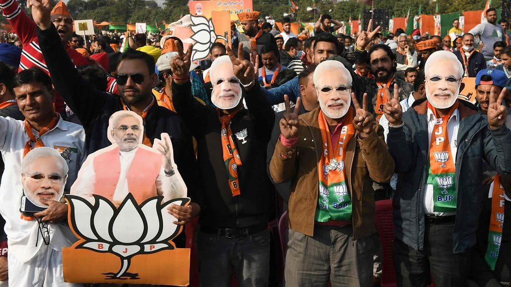 Kuvituskuvaa hindunationalistipuolue BJP:n kannattajista Intian pääministerin Narendra Modi -naamiot yllään Jalandharissa 14. helmikuuta.