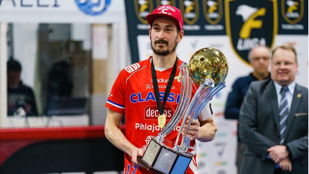 Classicin kapteeni Janne Lamminen haki mestaruuspokaalin, mutta ei nostanut sitä ensimmäisenä.