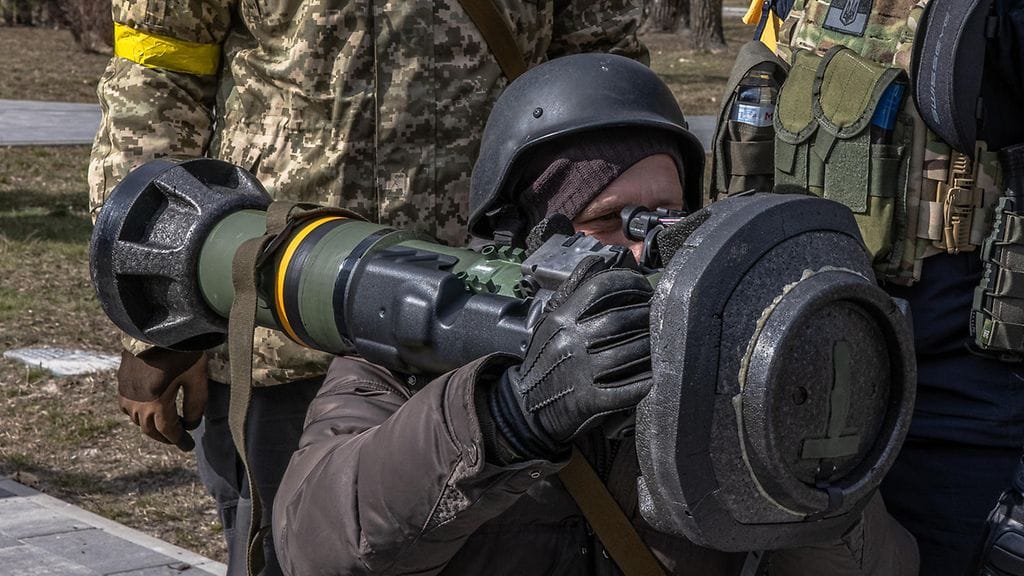 Ukrainalaissotilas harjoittelee Javelin-panssarintorjuntaohjuksen käyttöä Kiovassa maaliskuussa.