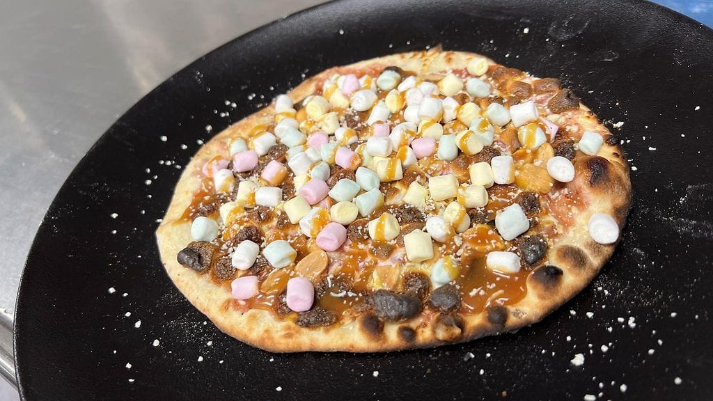 Tältä näyttää makea rocky road -pizza.